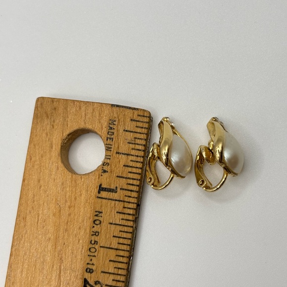 Vintage Avon Gold Tone and Faux Pearl Tear Drop Clip On Earrings - Picture 9 of 9